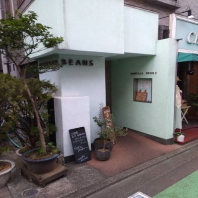 階段を下った地下にお店がございます。