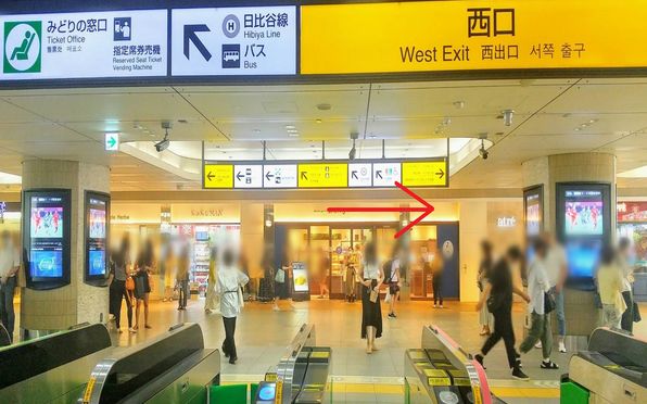 西口改札を出たら右へ
