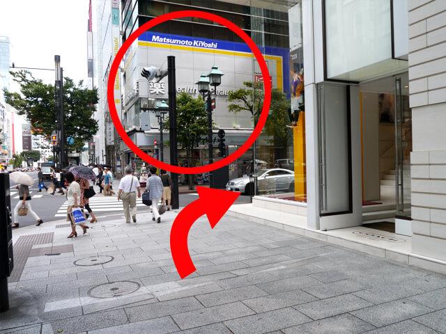ソニービルを右手に晴海通りを直進し、HERMES(エルメス)を通過します。
30ｍほど先にある{red}マツモトキヨシ{/red}の手前を{red}右{/red}に曲がり、並木通りに入ります。