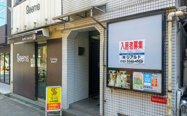 左手にダーツバーseemsが見えてきます。
その手前のビル3F が目的地です！