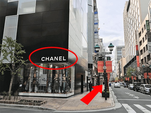 1つ目の十字路に{red}CHANEL(シャネル){/red}があります。CHANELを左手に十字路をそのまま直進します。