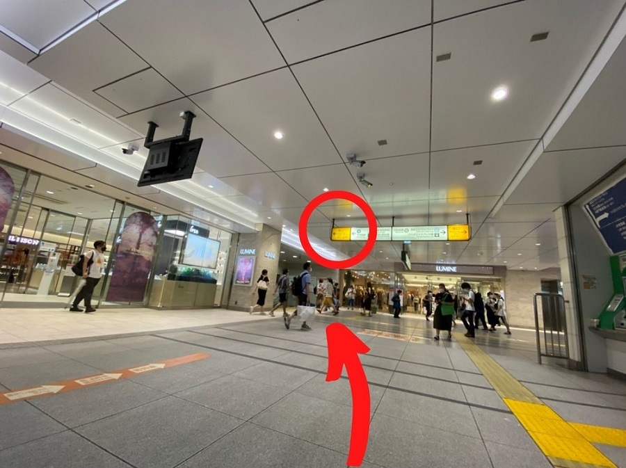 各線（JR、東武、日比谷、TX) 改札から西口方向へ向かいます。