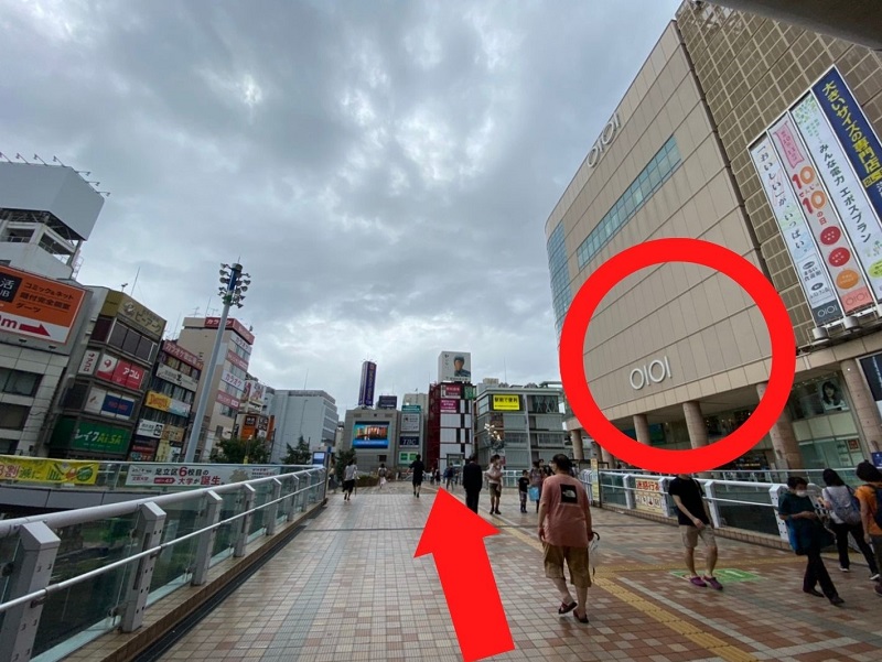 西口を出たらマルイを右手に見ながら真っすぐ進みます。