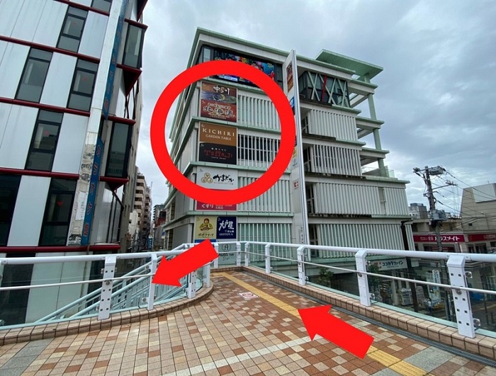 正面にきたテラスが見えてきます。突き当たりの階段をくだって下さい。