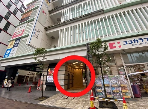 ココカラファインの隣にあるエレベーターから4階が会場でございます。