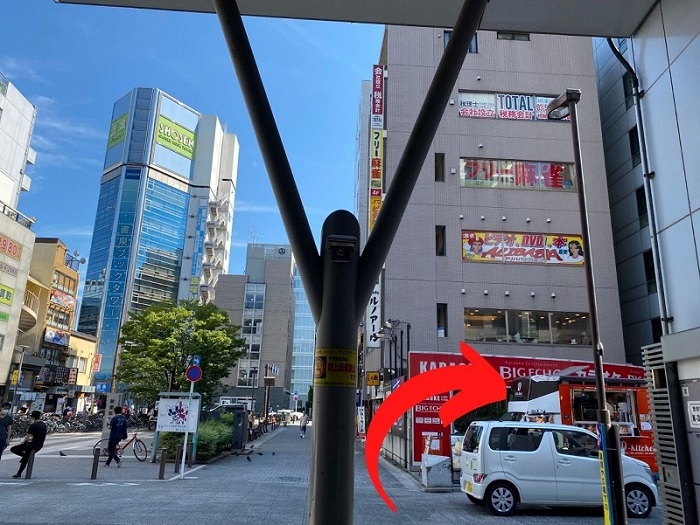 道にでたら、こちらも右へ曲がります。