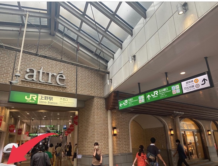 不忍口をでたら、横断歩道でじゅらくという看板のあるお店を目印に、向かい側へ渡ります。