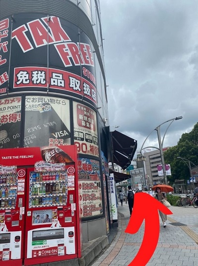 ヨドバシカメラを越して、左に曲がります。
ヨドバシカメラを左手に見て、進みます。