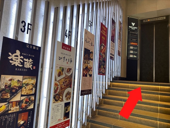 奥のエレベーターで、3階にあがっていただきます。