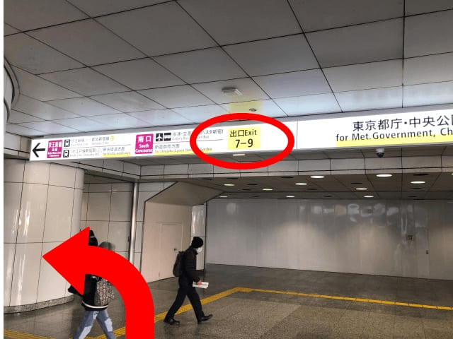 出口7-9の方向へ右に曲がってください。