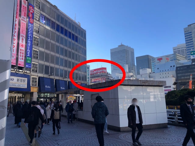 {red}新宿駅西口からヨドバシカメラの方向{/red}へ進んでください。