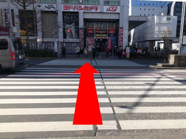 右手にある横断歩道を渡り、{red}道なりに直進{/red}してください。