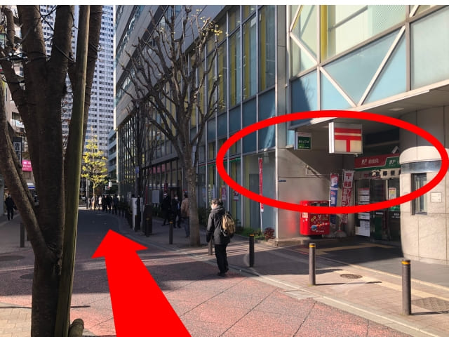 100ｍほど直進すると、右手に{red}「新宿郵便局」{/red}が見えます。