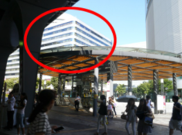 {red}中央口{/red}を出ると、左手に{red}東京交通会館{/red}があります。