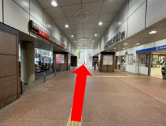階段を上がって{red}西鉄福岡天神駅{/red}を右手に、直進します。