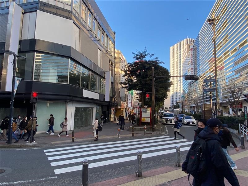❹横断歩道渡って右の道を進んでください。