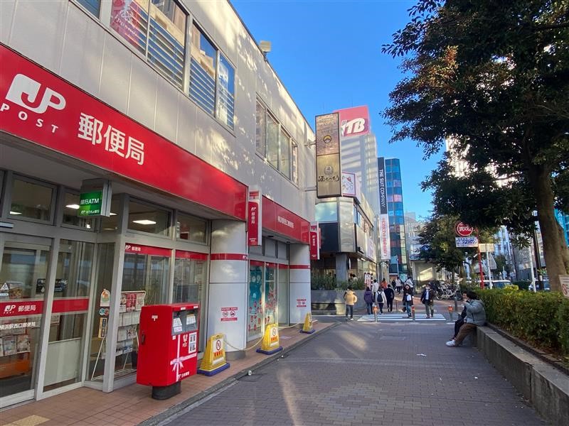 ❺道なりにまっすぐ進む
(目印に郵便局と奥にスターバックスコーヒーがあります）