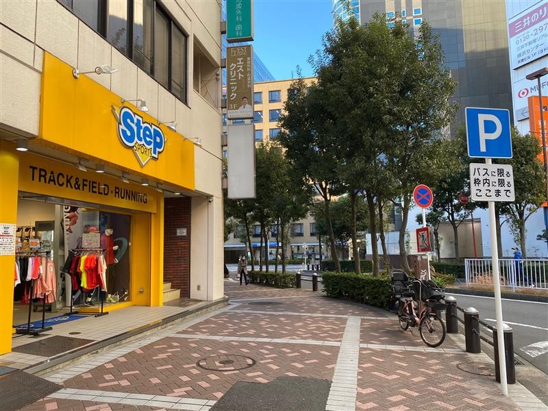 ❽道なりに進む
(目印に黄色い看板のSTEPがあります）