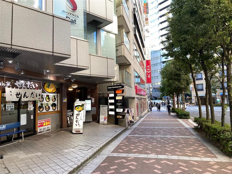 ❾道なりに進む
(目印にラーメン屋、奥には印刷屋があります）