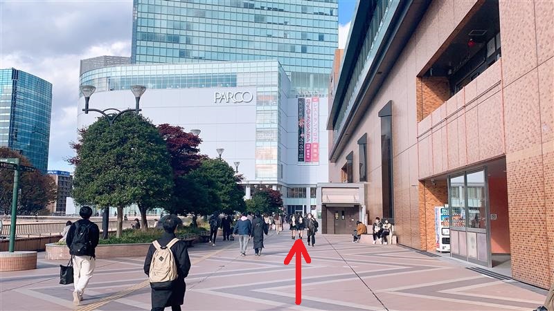 西口から歩行者デッキ(2階)を出てすぐ右に曲がり、{red}仙台PARCO{/red}を目指して直進して下さい。