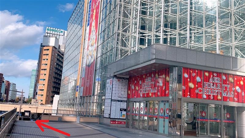 アエル前の階段を下りてください。