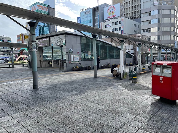 ②駅前のポストのある道を右折