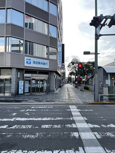 ③池田泉州銀行前の道を直進