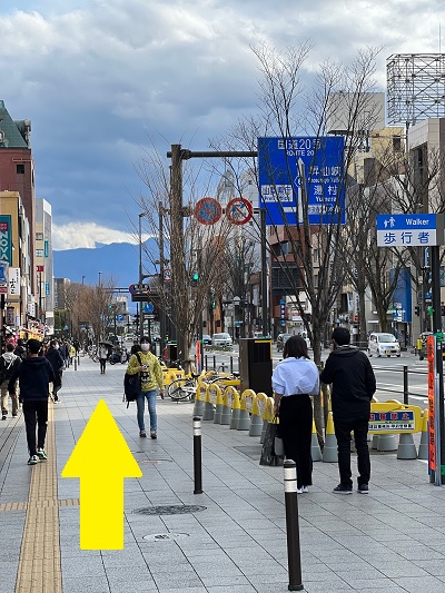 甲府駅南口を出て、
駅前大通りをまっすぐ進みます。