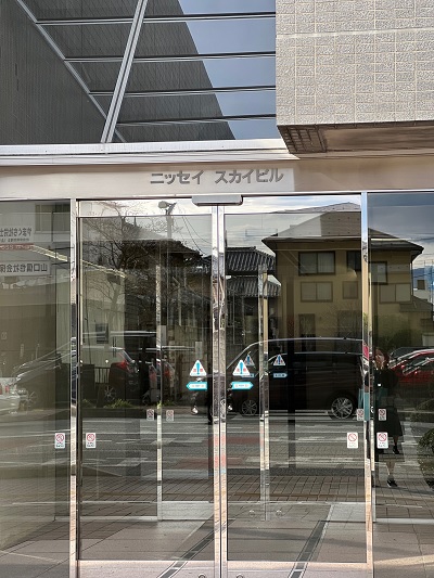 少し進んでいただくと「甲府ニッセイスカイビル」が見えます。
こちらの9階に「ツヴァイ甲府」がございます。