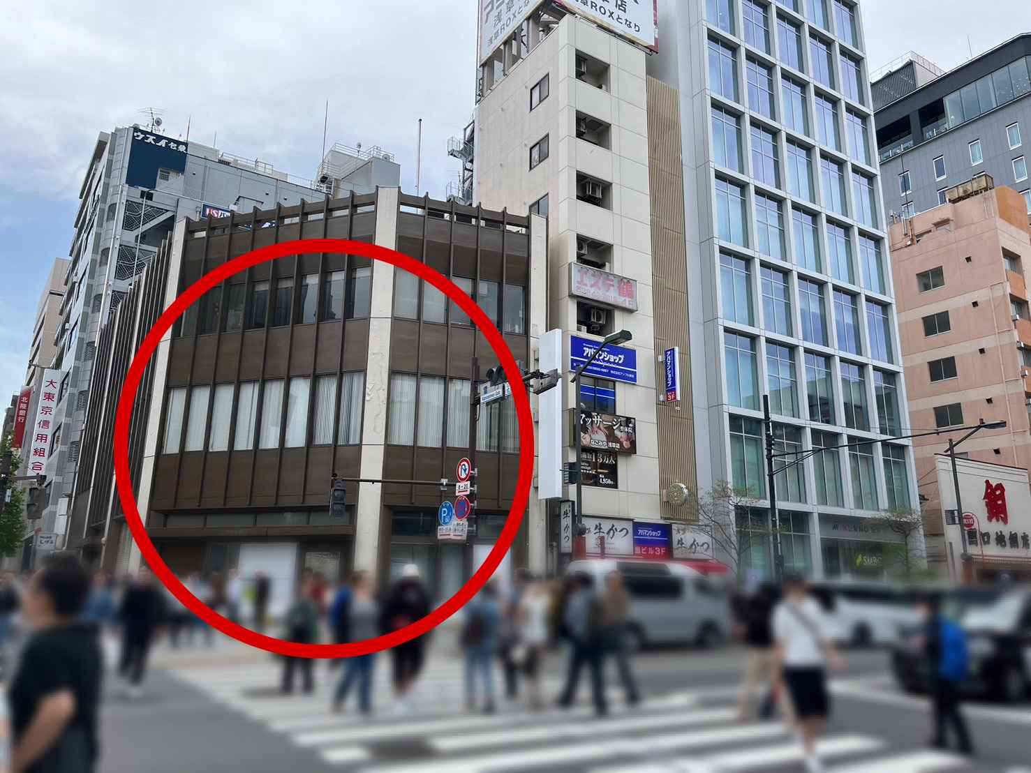 雷門の向かい側、
茶色の建物が『旧三井住友銀行　浅草支店』
集合場所です！