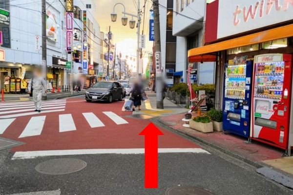 横断歩道を左手にさらに直進