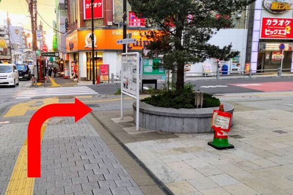 右手に鶴ヶ峰バスターミナルの方角を指す看板が見えてくるので、そこを右折