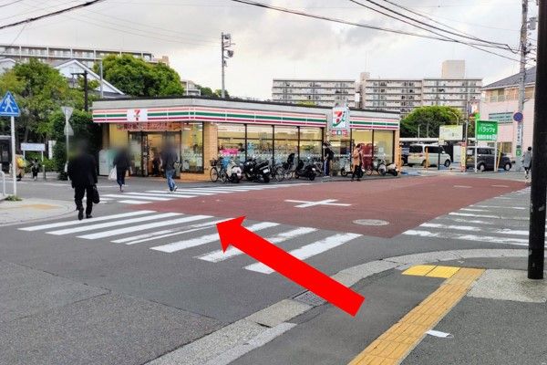 セブンイレブン手前の横断歩道を左折