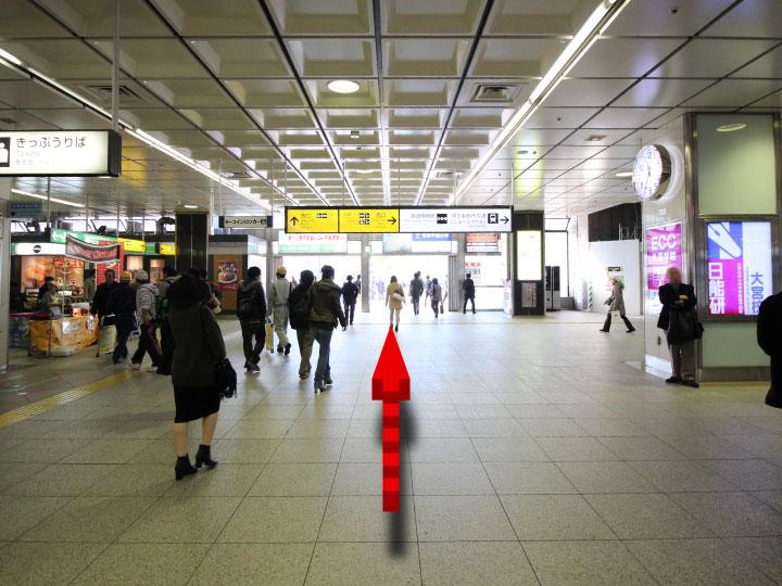 中央自由道路から西口に出てください。