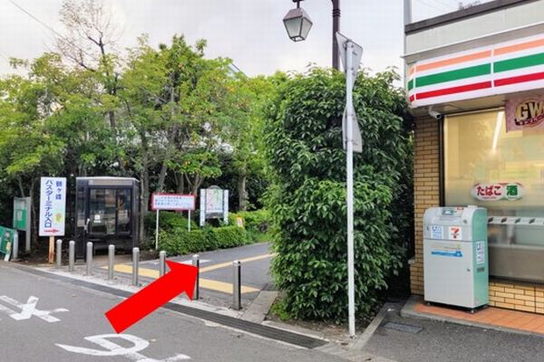 セブンイレブン横がバスターミナルの入口です