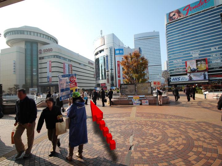 西口を出たらペデストリアンデッキ（空中歩道）をそごうの方向に向かって進んでください。