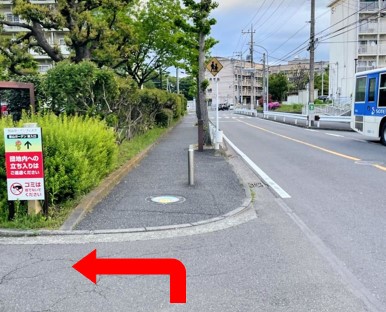 「里山ガーデン東入口」の案内の載った看板手前の道を左折