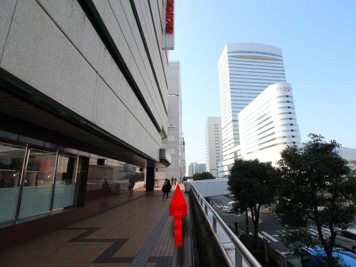 そごうの脇のペデストリアンデッキ（空中歩道）をまっすぐ進み、そごうを通りすぎてください。