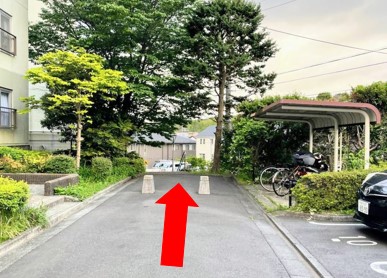 直進した先の階段を下りる