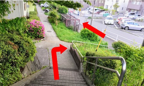 階段を下りたら矢印の方向に進む