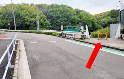 右手に見えてくる「里山ガーデン東入口」に繋がる階段を下りる