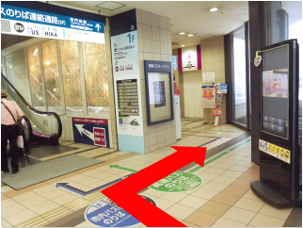 奥まで進み、エレベーターで9階に上がってください。