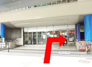 {red}博多バスターミナル{/red}の1F入口を入って右へ進んでください。