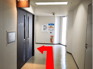 正面突き当りを左に曲がると受付があります。