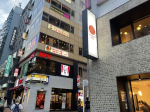 恵比寿駅西口
ケンタッキーフライドチキンとサンマルクカフェの間の
道をまっすぐ進みます。