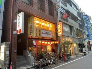 1階にホルモン焼肉酒場があるビルの4階が会場です。