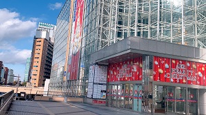 アエル前の階段を下に降りてください。