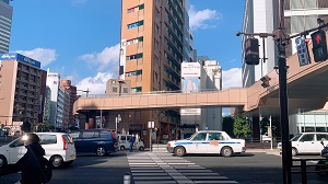 階段を下りていただくとすぐ横断歩道があるので横断歩道を渡って下さい。