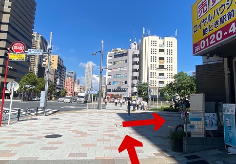 交差点を渡らず、右折