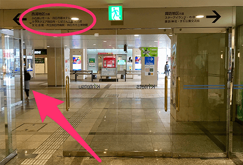 近鉄百貨店のドアを出て、西浦地区方面(左)に進んで下さい。

